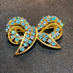 Vintage signed Lisner Gold tone Blue rhinestones Bow Brooch